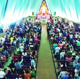 GRUPO ARRASTA MULTIDÃO AO SANTUÁRIO DA PIEDADE
