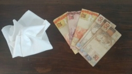 ENQUANTO UNS CHORAM, OUTROS VENDEM LENÇOS 