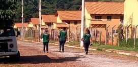 APENAS EM QUINTAIS E ÁREAS PÚBLICAS
