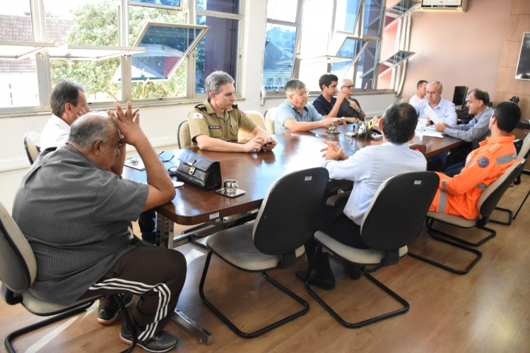 COMÉRCIO CONTINUA FECHADO