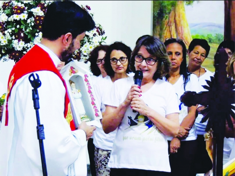 “QUERO, DE JOELHOS, VER MEU FILHO DE PÉ...”