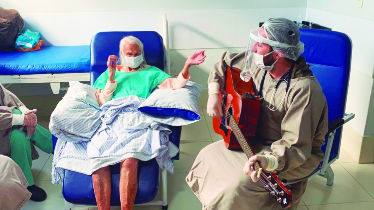 QUEM É O MÉDICO QUE CANTOU CHALANA PARA UMA DAS POPULARES GÊMEAS?
