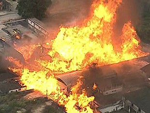 Incêndio continua a atingir depósito em Caxias, RJ, nesta sexta