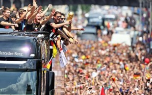 Seleção alemã chega a Berlim e é recebida por 500 mil pessoas