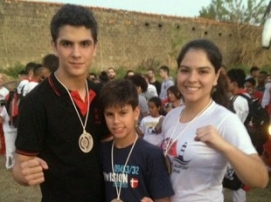 DUAS MEDALHAS DE OURO E UMA DE PRATA