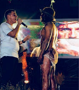 “OS BRAÇOS DE CRISTO ESTAVAM PRESOS NA CRUZ, MAS ABERTOS PARA ME ABRAÇAR”