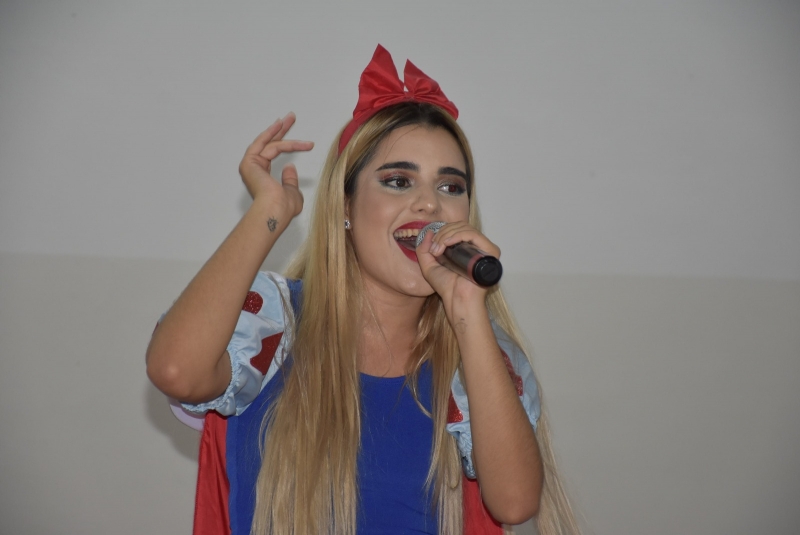 ANNA MAZ CANTA NA ACADEMIA DE DANÇA