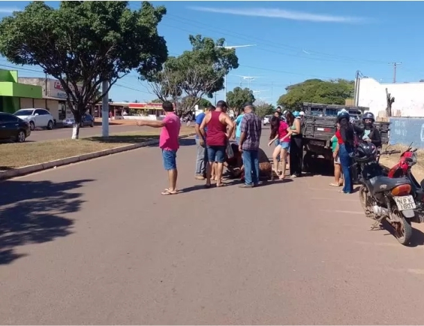 MOTOS BATEM EM CAMINHONETE ESTACIONADA (4)