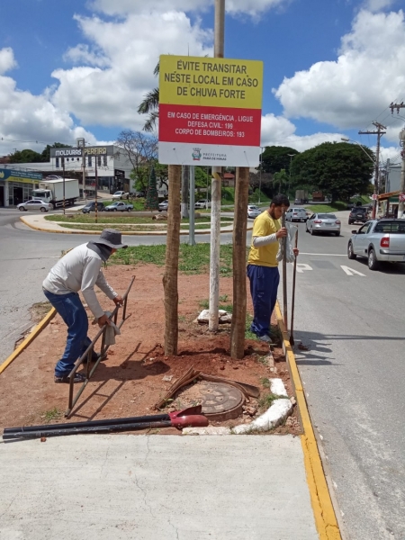 PLACAS DE ADVERTÊNCIA A VIAS SUJEITAS A ALAGAMENTOS FORAM COLOCADAS NA CIDADE