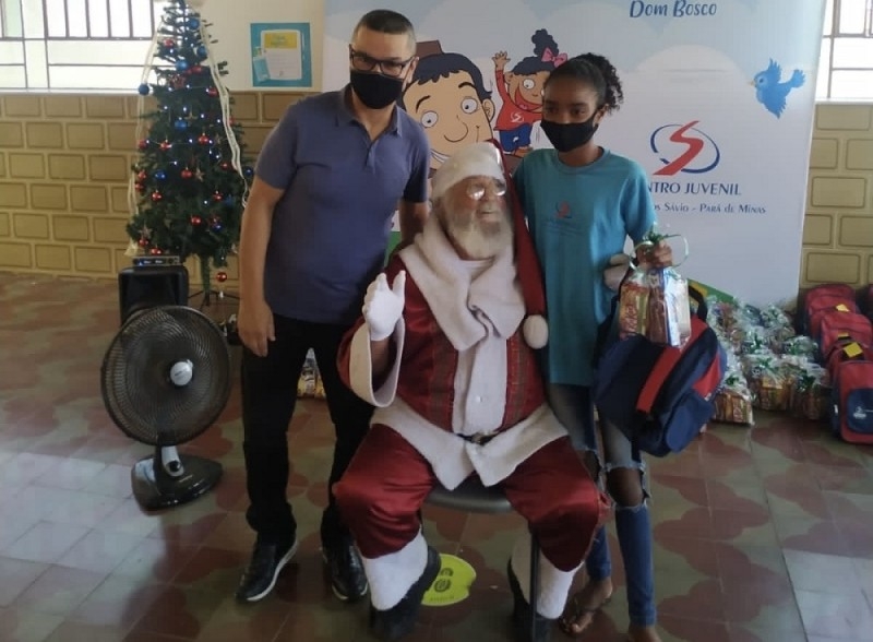 COOPERATIVA FAZ ENTREGA DE PARES DE CALÇADOS A ALUNOS DO PATRONATO