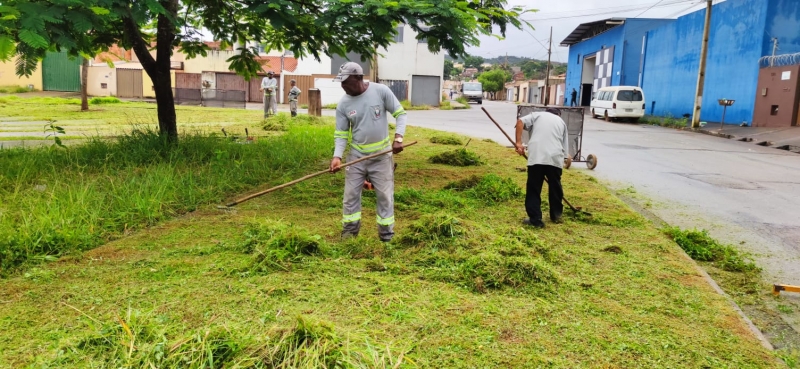 EQUIPE DE LIMPEZA URBANA MANTÉM SERVIÇO DE CAPINA, APESAR DAS DIFICULDADES