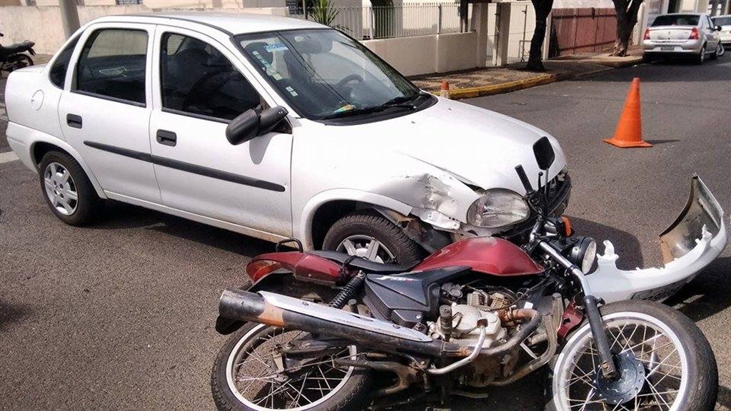 BATIDA DE CARRO COM MOTO (1)