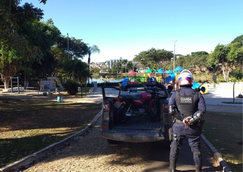 
MOTOCICLETA IRREGULAR É APREENDIDA NO BARIRI

