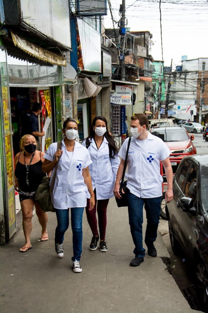 PROFISSIONAIS DA SAÚDE LOCAL VISITAM COMUNIDADES DO RJ