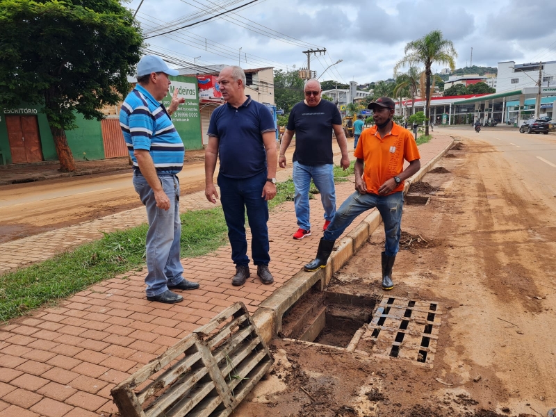 LIMPEZA E DESOBSTRUÇÃO DAS VIAS MAIS ATINGIDAS PELO FORTE TEMPORAL