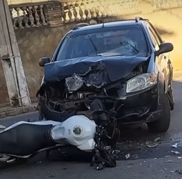 COLISÃO FRONTAL ENTRE MOTO DE INABILITADO E CARRO