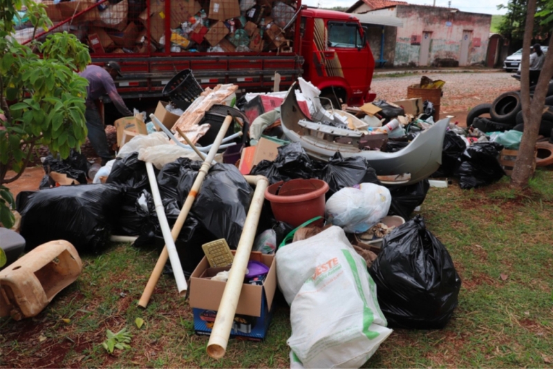 DENGUE: MUTIRÃO RECOLHE 11 CAMINHÕES DE ENTULHOS