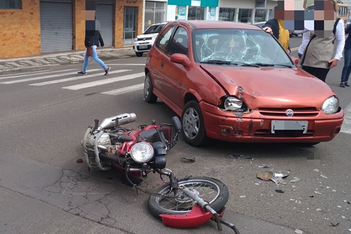 BATIDA DE CARRO COM MOTO (2)