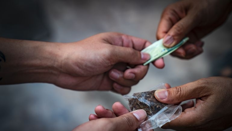 TRÁFICO DE DROGAS NA RUA DIREITA