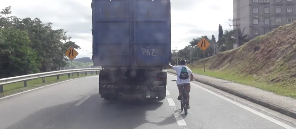 GAROTO DE BIKE MORRE, AO PEGAR CARONA EM CARRETA