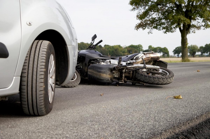 MAIS UMA BATIDA DE MOTOCICLETA COM CARRO 